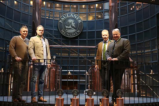 Hausbraumeister Uli Schindler, Wirt Floria Lechner, Paulander Chef Andreas Steinfatt, Wirt Christian Schottenhamel im "neuen" Paulaner Nockherberg  (©Foto: Martin Schmitz)